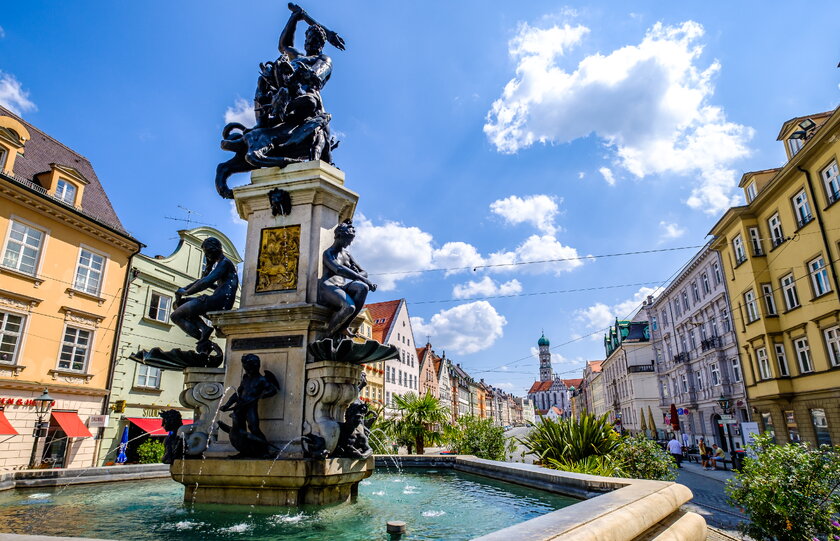 Blick auf den Herkulesbrunnen in der Augsburger Altstadt, Mythos Herkules schlaegt Hydra die Koepfe ab.