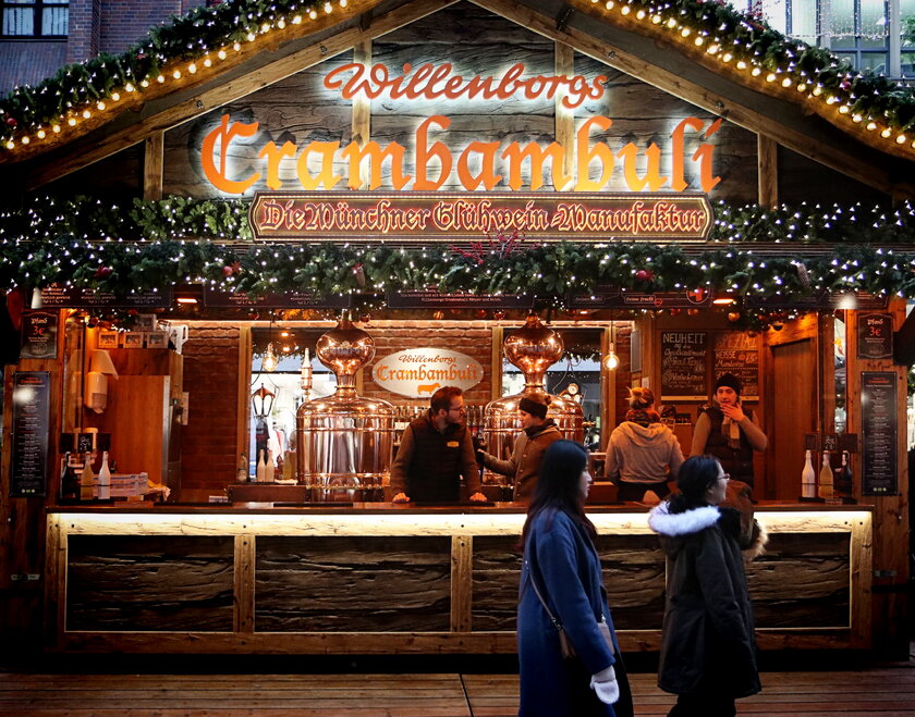 Crambambuli Gluehweinkiosk auf dem Muenchener Weihnachtsmarkt