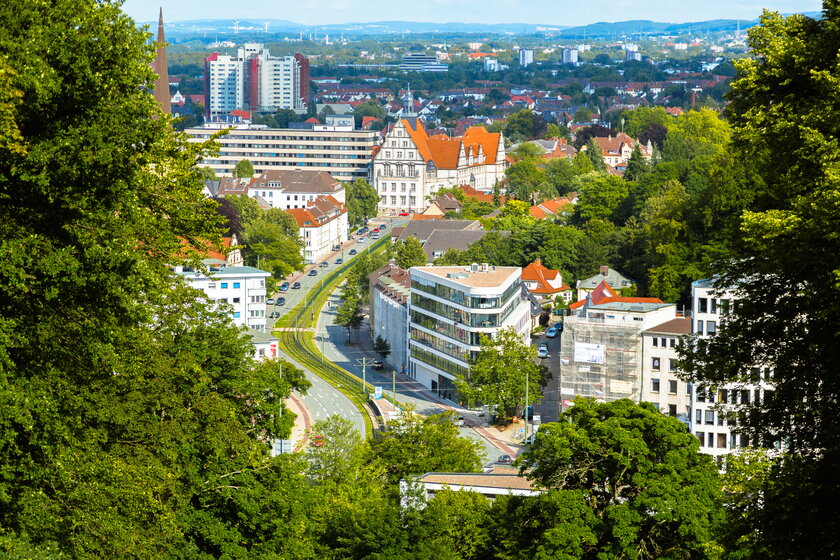 Blick von oben aus dem Teutoborger Wald ueber die Stadt Bielefeld.