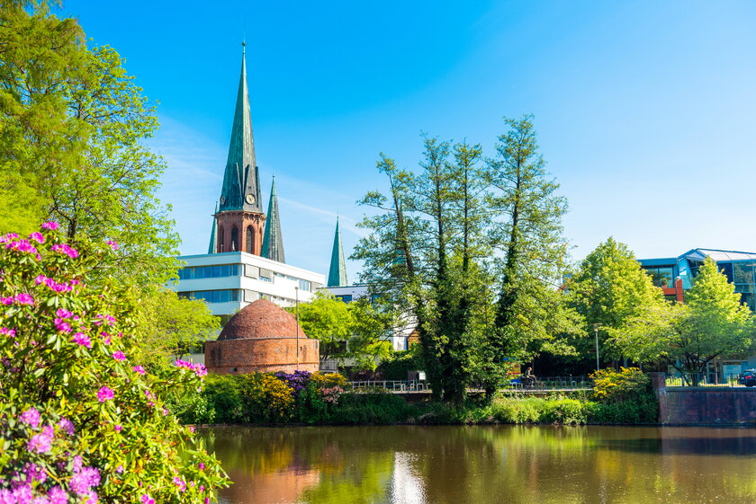 Uferblick auf die St. Lamberti Kirche in Oldenburg, Niedersachsen.