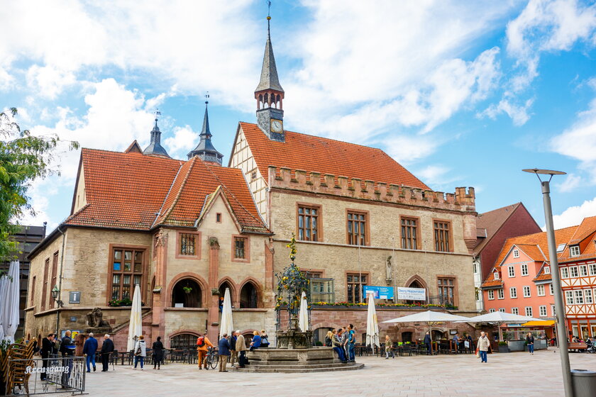 Hauptmarktplatz mit Wahrzeichen Gaenseliesel Brunnen in Goettingen.