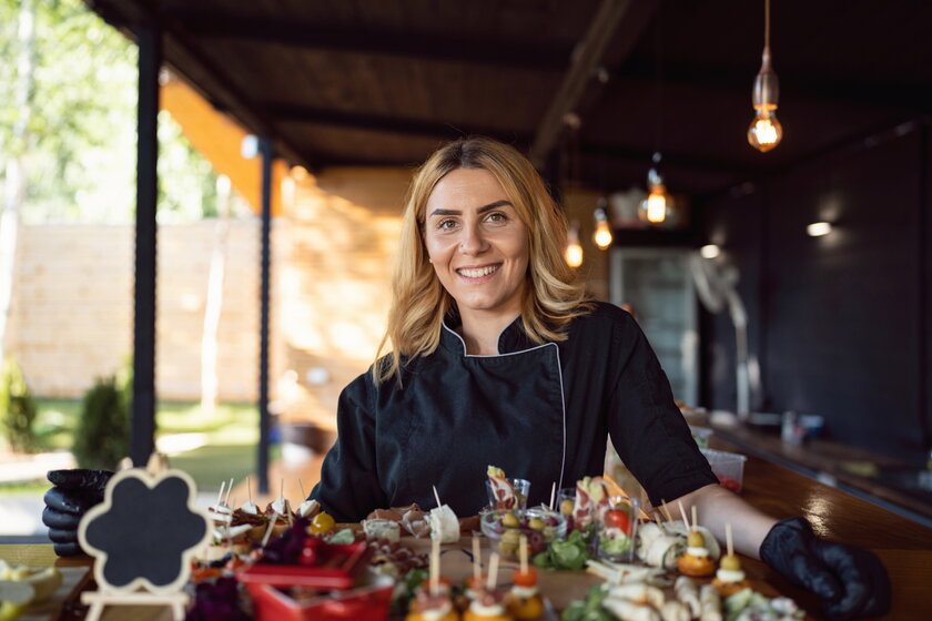 Chef bei der Zubereitung von Finger Food.