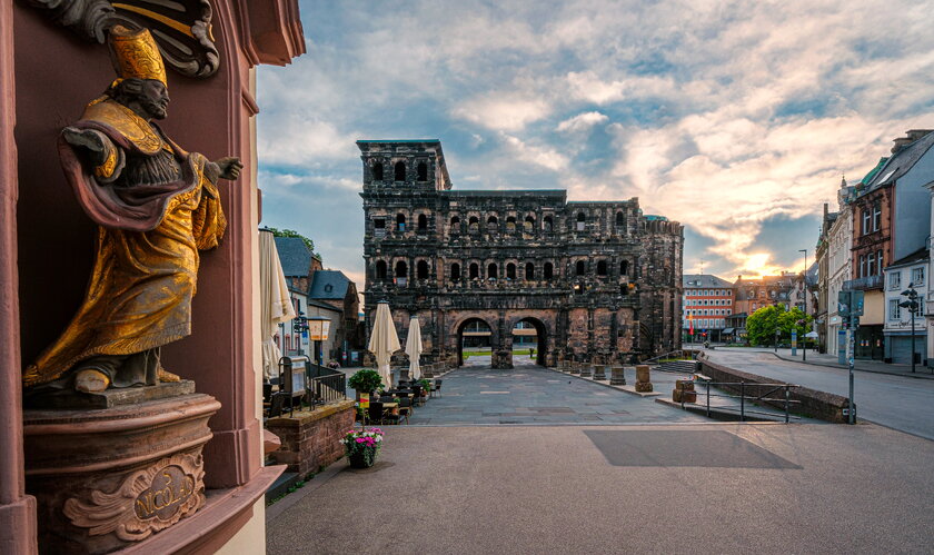 Heiliger Nicolas als Vordergrund bei der Ansicht des Weltkulturerbe Porta Nigra in Trier