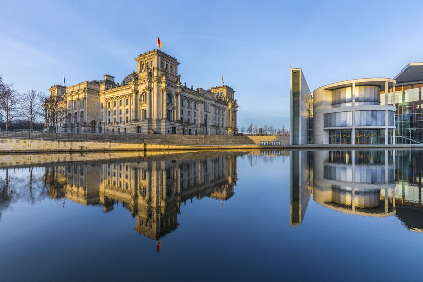 Reichstag im Regierungsviertel Berlin mit Reflexion in der Spree.