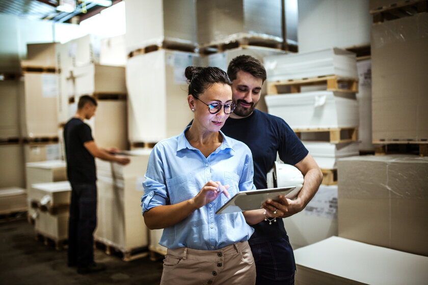 Bild Logistikmanager Lagerleiter spricht mit Manager – Digitalisierung im Unternehmen.